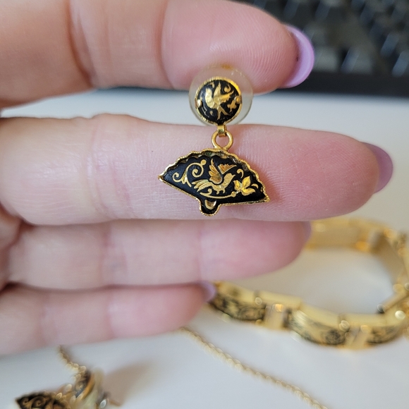 Gold Tone Black Damascene Beautiful Necklace, Bracelet and Earrings Set - Picture 3 of 10